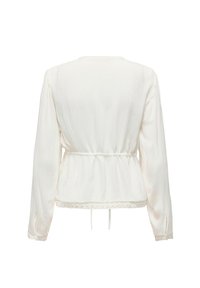 Blouse blanche à manches longues avec texture froissée, lien élastique à la taille et dentelle aux poignets et à l'ourlet, vue de dos.