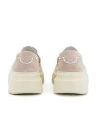 Sneaker in suede rosa chiaro con finitura testurizzata, caratterizzate da un design ondulato, una spessa suola in gomma bianca e dettagli di cucitura a contrasto.