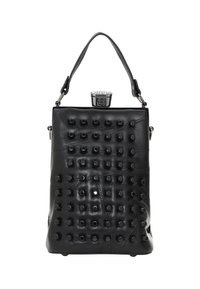 Schwarze Lederhandtasche mit genopptem Muster, rechteckiger Form, einem oberen Tragegriff und einem metallischen Verschluss, der mit Verzierungen geschmückt ist.