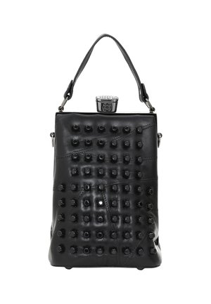 Borsa a mano nera in pelle con texture chiodata, forma rettangolare, manico superiore e una chiusura metallica decorata con ornamenti.