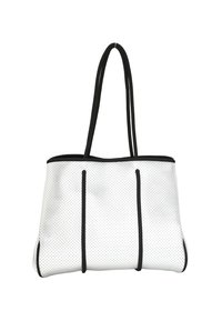Witte perforated tote bag met zwarte accenten en twee lange handvatten, met verticale naden voor structuur en een gladde, gestructureerde afwerking.