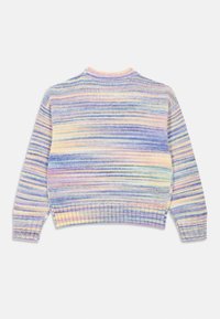 Strikket genser med pastellfargede horisontale striper i lilla, blå og gul. Ribbestrikkede mansjetter og kant med rund hals.