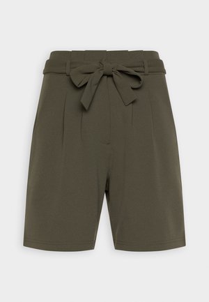 Olivgrüne Shorts mit einem taillierten Gurt, gefalteter Vorderseite, glatter Textur und geradem Saum. Verfügt über Seitentaschen.