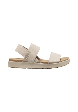 Sandalia beige de punta abierta con dos tiras anchas de tela y suela acolchada, diseñada para uso informal y comodidad.