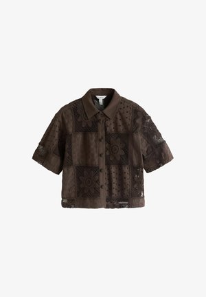 Chemise marron à manches courtes avec boutons, dentelle patchwork et motifs floraux brodés, avec un col classique et une coupe courte.