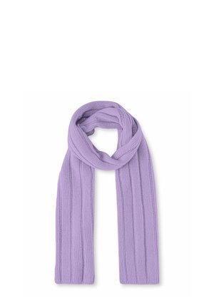 Miękki, dzianinowy fioletowy szalik z pionowym żebrowanym wzorem, luźno zawiązany na supeł na białym tle.