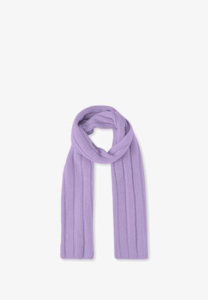 Miękki, dzianinowy fioletowy szalik z pionowym żebrowanym wzorem, luźno zawiązany na supeł na białym tle.