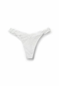 Witte kanten string met een delicate volants tailleband, gekenmerkt door een getextureerd diamantenpatroon door de stof.
