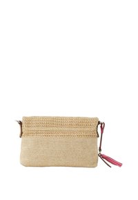 Hnědý pletený slaměný psaníčko v béžové barvě s texturovaným vzorem. Má růžový třásně a hnědé kožené detaily. Kompaktní obdélníkový tvar.