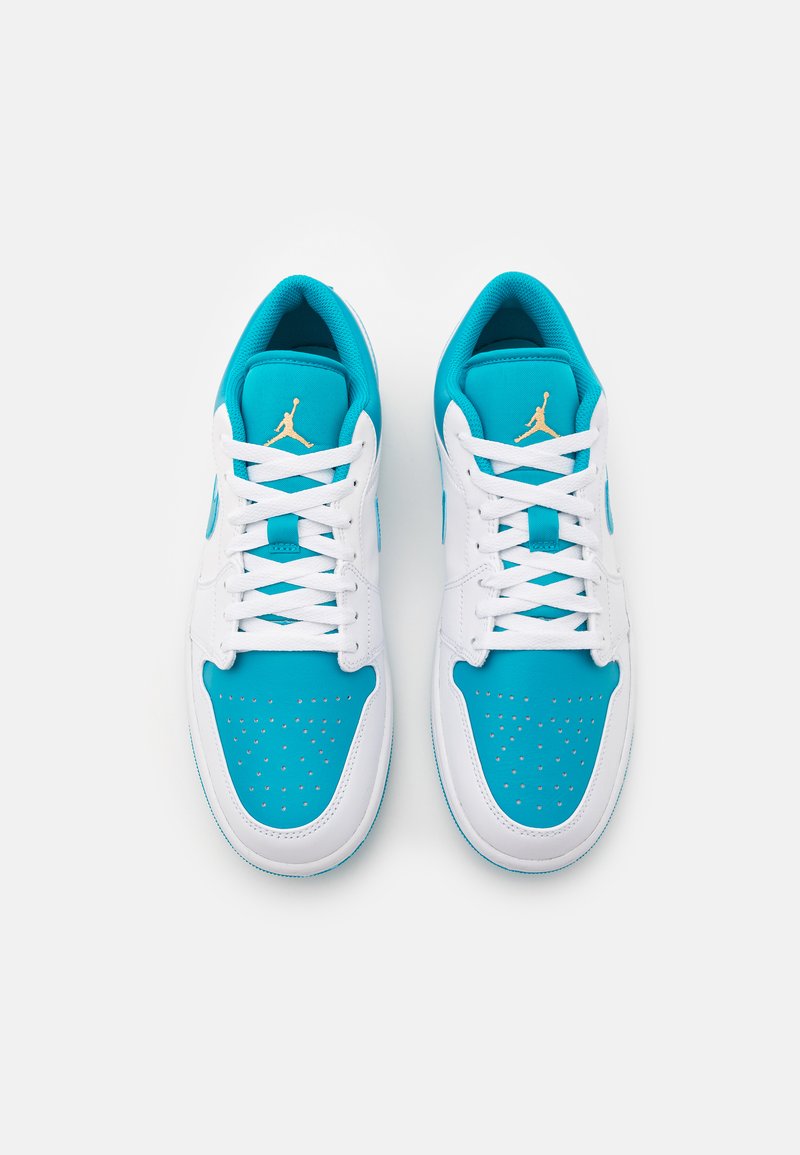 Blaue und weiße Sportschuhe mit einem glatten Leder- und atmungsaktiven Mesh-Obermaterial, das über Perforationen, weiße Schnürsenkel und ein goldenes Logo verfügt.
