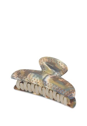 Ampia clip per capelli realizzata in plastica marmorizzata traslucida con un motivo beige, marrone e crema. Presenta accenti metallici lungo i bordi.