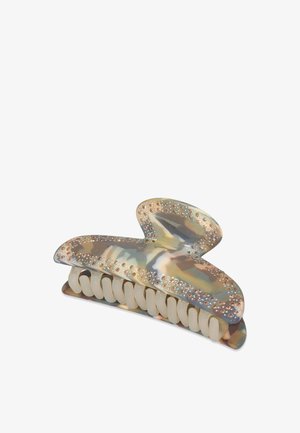 Ampia clip per capelli realizzata in plastica marmorizzata traslucida con un motivo beige, marrone e crema. Presenta accenti metallici lungo i bordi.