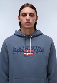Grijze hoodie met witte trekkoorden, voorzien van de opdruk "NAPAPIJRI" en een Noorse vlag. Zachte stof en een reguliere pasvorm.