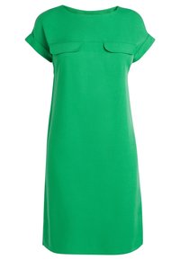 Vestido verde de manga corta con un escote redondo, que cuenta con dos bolsillos frontales y una tela suave con una ligera textura. Silueta simple y recta.