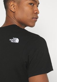 The North Face CENTRAL LOGO  - T-shirt estampada - black