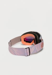 Gogle narciarskie z różowo-fioletowym wzorzystym paskiem, pomarańczową piankową wyściółką, ciemnymi szkłami i czarną ramką. Posiadają regulowany pasek.
