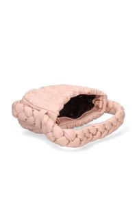 Borsa a tracolla in ecopelle rosa trapuntata con manico intrecciato, accessori in oro e un ampio interno nero. Chiusura con zip superiore.
