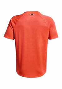 Camiseta deportiva de manga corta en un vibrante color naranja, fabricada en un tejido texturizado, con un escote redondeado y un logo en la parte posterior.