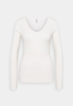 Pull blanc à manches longues en maille côtelée avec un col en V et une silhouette ajustée sur un fond clair uni.