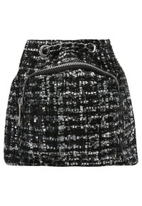 Sac à dos en tissu texturé noir et gris avec une poche zippée à l'avant et un cordon de serrage en chaîne noire.
