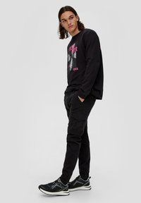QS SLIM FIT STYLE - Cargohose - schwarz
