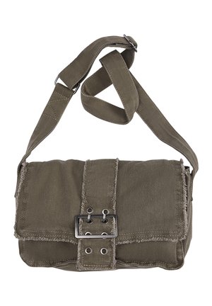 Sac bandoulière en toile vert olive avec sangle réglable, rabat avant et fermeture à boucle métallique avec œillets.