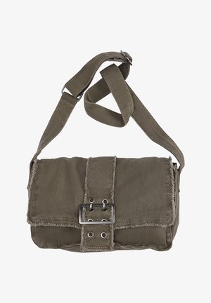 Olijfgroene canvas crossbodytas met verstelbare riem, voorflap en metalen gesp met oogjes.