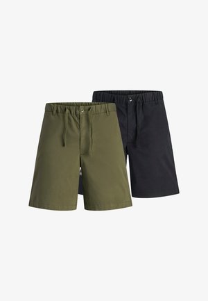 Zwei Paare knielanger Shorts: eine in Olivgrün und eine in Schwarz. Beide verfügen über einen elastischen Bund, einen Knopfverschluss und eine glatte Stoffoberfläche.