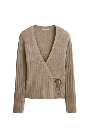 Pull en maille côtelée beige à manches longues avec fermeture à nouer sur le côté, présentant un décolleté profond en V.