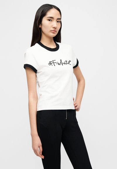 Άσπρο βαμβακερό t-shirt με μαύρο περίγραμμα στον γιακά και τα μανίκια, με στυλιζαρισμένο λογότυπο "OFF-White" τυπωμένο στο μπροστινό μέρος.