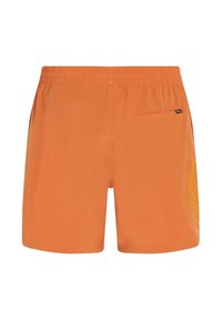Bañador naranja con una tela ligera, cintura elástica, bolsillos laterales y bordado decorativo en la pierna izquierda.