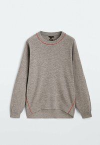 Pull en tricot gris à manches longues, col rond, avec un accent rouge contrastant le long du col et des coutures latérales. Texture douce, coupe décontractée.