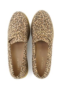 Slip-on schoenen met luipaardprint, voorzien van een gestructureerd suede bovenwerk en een ronde neus. Zachte beige zool. Gouden merkimpressie zichtbaar op de binnenzool.