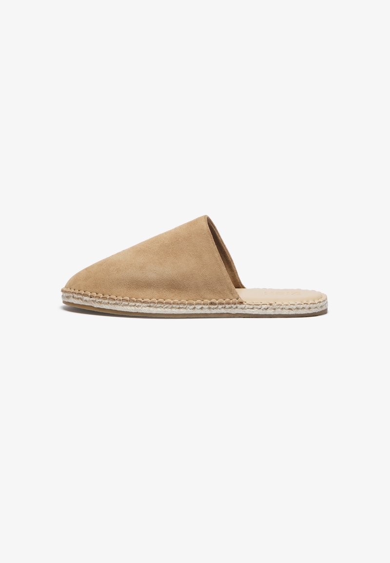Beige mokasiner i semsket skinn med rund tå og vevd jutesåle. Overdelen har en glatt tekstur og et uformelt design.