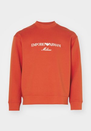 Sweat-shirt orange avec un col montant, des manches longues et un logo "EMPORIO ARMANI Milano" en blanc sur la poitrine. Texture lisse.
