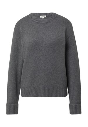Pull en maille gris foncé à col rond, avec des manches longues et des poignets et un ourlet côtelés, présenté sur un fond blanc.