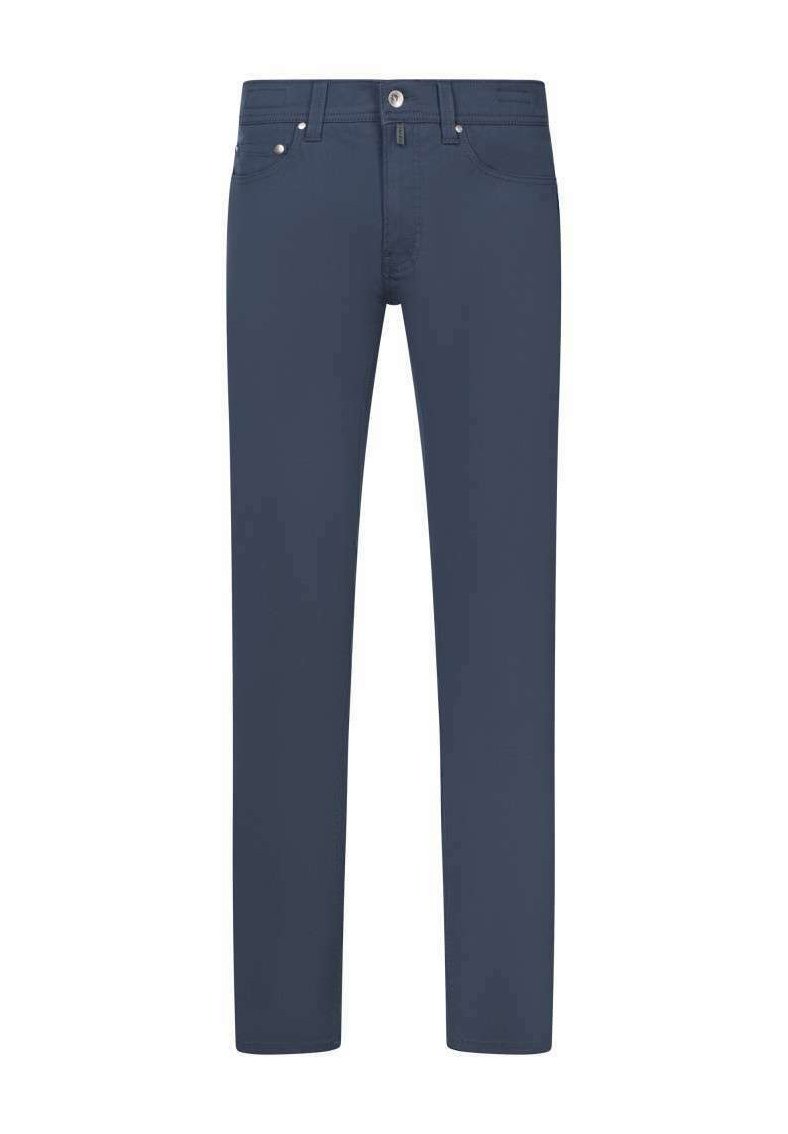 Donkerblauwe jeans met een rechte pasvorm, voorzien van een sluiting met een knoop aan de voorkant, vijf zakken en minimale stiksels.