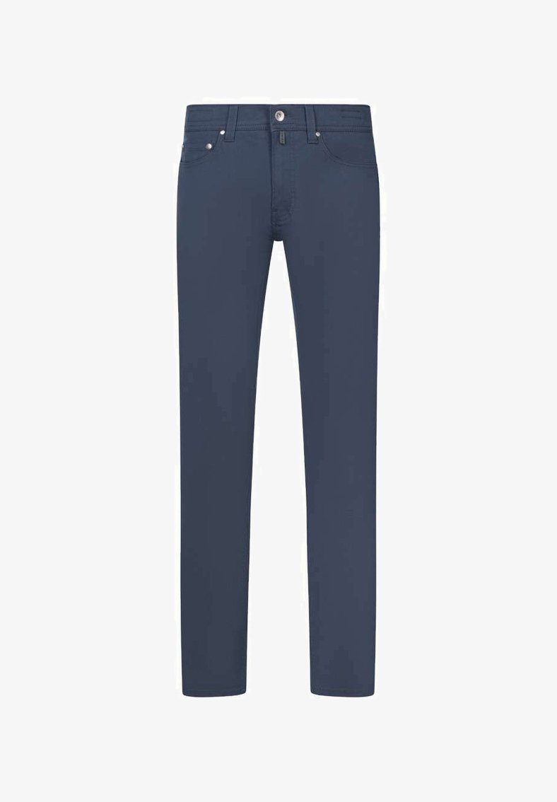 Donkerblauwe jeans met een rechte pasvorm, voorzien van een sluiting met een knoop aan de voorkant, vijf zakken en minimale stiksels.