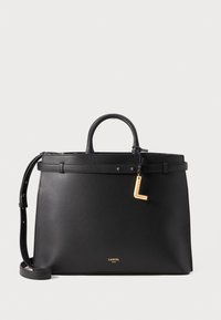 Sac à main en cuir noir avec deux poignées supérieures, une bandoulière amovible, des accents en métal doré et une petite étiquette suspendue en forme de "L". Texture lisse, design structuré.