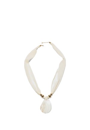 Naszyjnik z kremowej tkaniny z złotymi koralikami i dużą, białą muszlą w kształcie kropli łzy na środku.