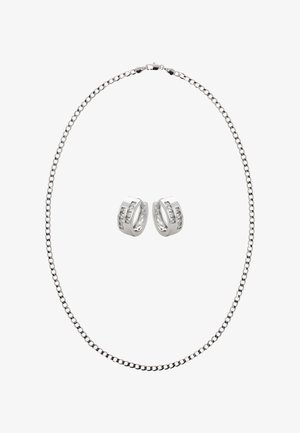 Colier argintiu cu design de lanț legat, asortat cu cercei rotunzi argintii cu accente de pietre prețioase transparente.