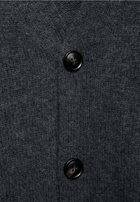 Dunkelgrauer gestrickter Cardigan mit V-Ausschnitt und zwei schwarzen Knöpfen mit Totenkopf-Muster auf der Vorderseite. Die Textur sieht weich und strukturiert aus.