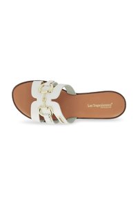 Sandal in pelle bianca con accenti hardware dorati. Presenta una soletta marrone e un cinturino in suede verde, progettato con una suola piatta.