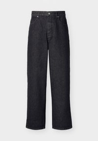 Μαύρο τζιν με ψηλή μέση και ίσια μπατζάκια, με κούμπωμα με κουμπιά και μπροστινές τσέπες, σε απλό ανοιχτό φόντο.