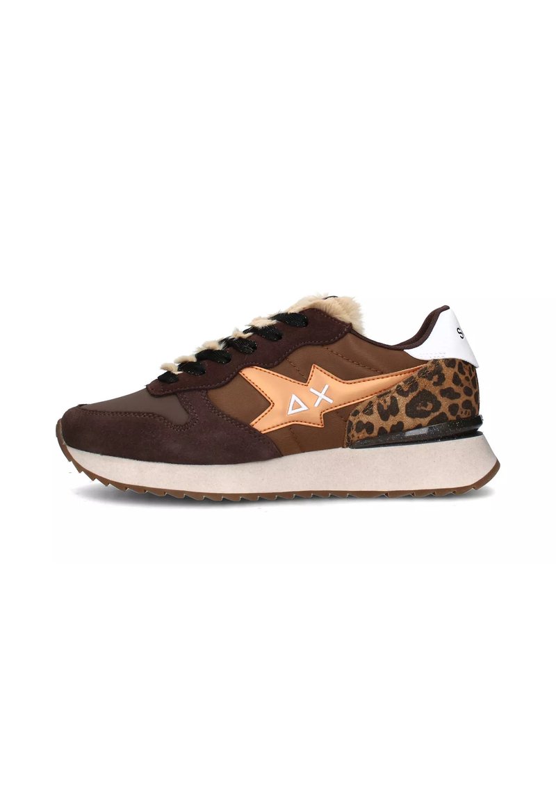 Zapatillas marrones y beige con parte superior de ante y tela, que presentan detalles de estampado de leopardo, cordones negros y un cuello acolchado.