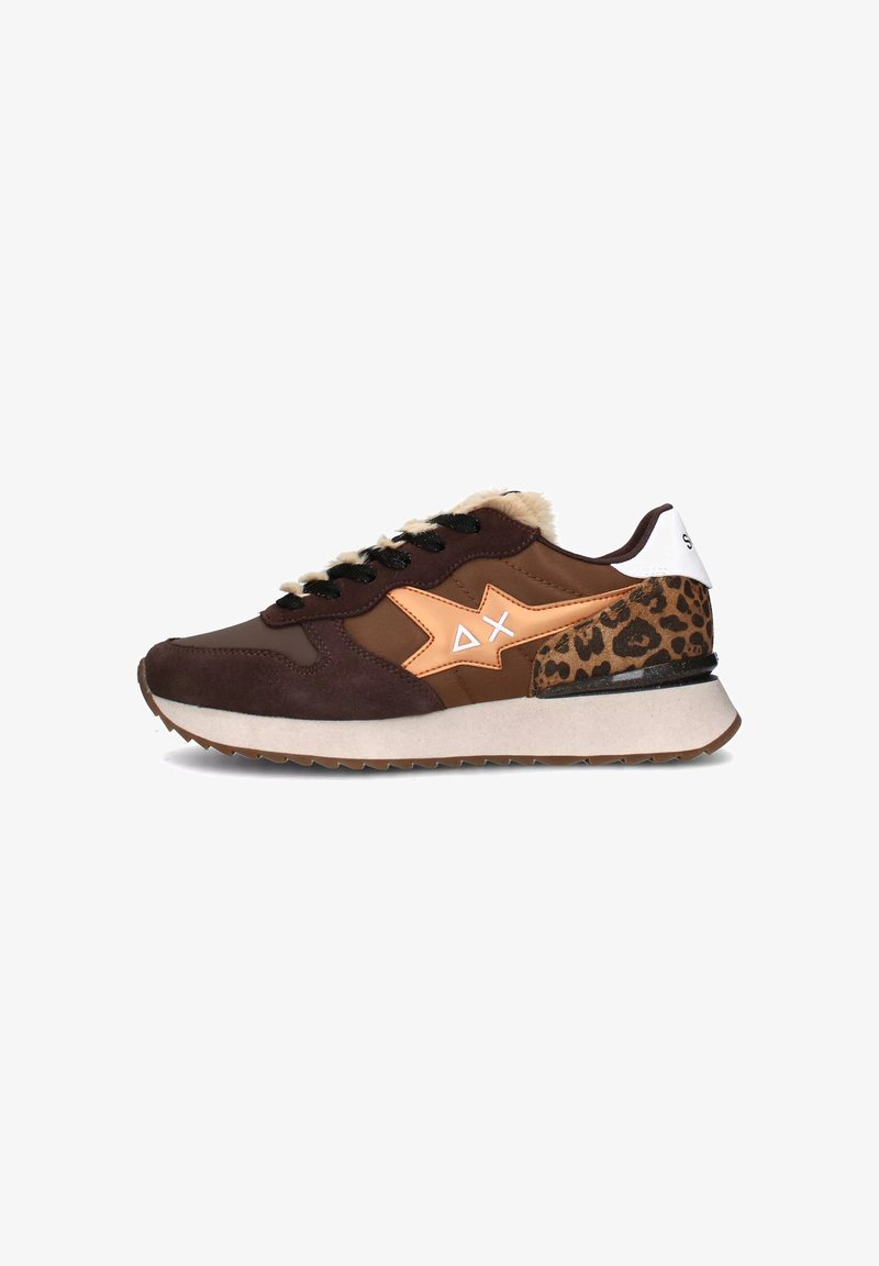 Bruine en tan sneakers met een suède en stoffen bovenkant, voorzien van lederen accenten, zwarte veters en een zachte kraag.