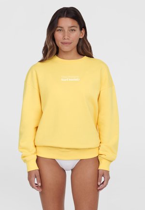 Felpa gialla con scollatura a girocollo e spalle abbassate, caratterizzata da testo bianco "The Futures Surf Society" sul petto. Tessuto morbido, vestibilità rilassata.