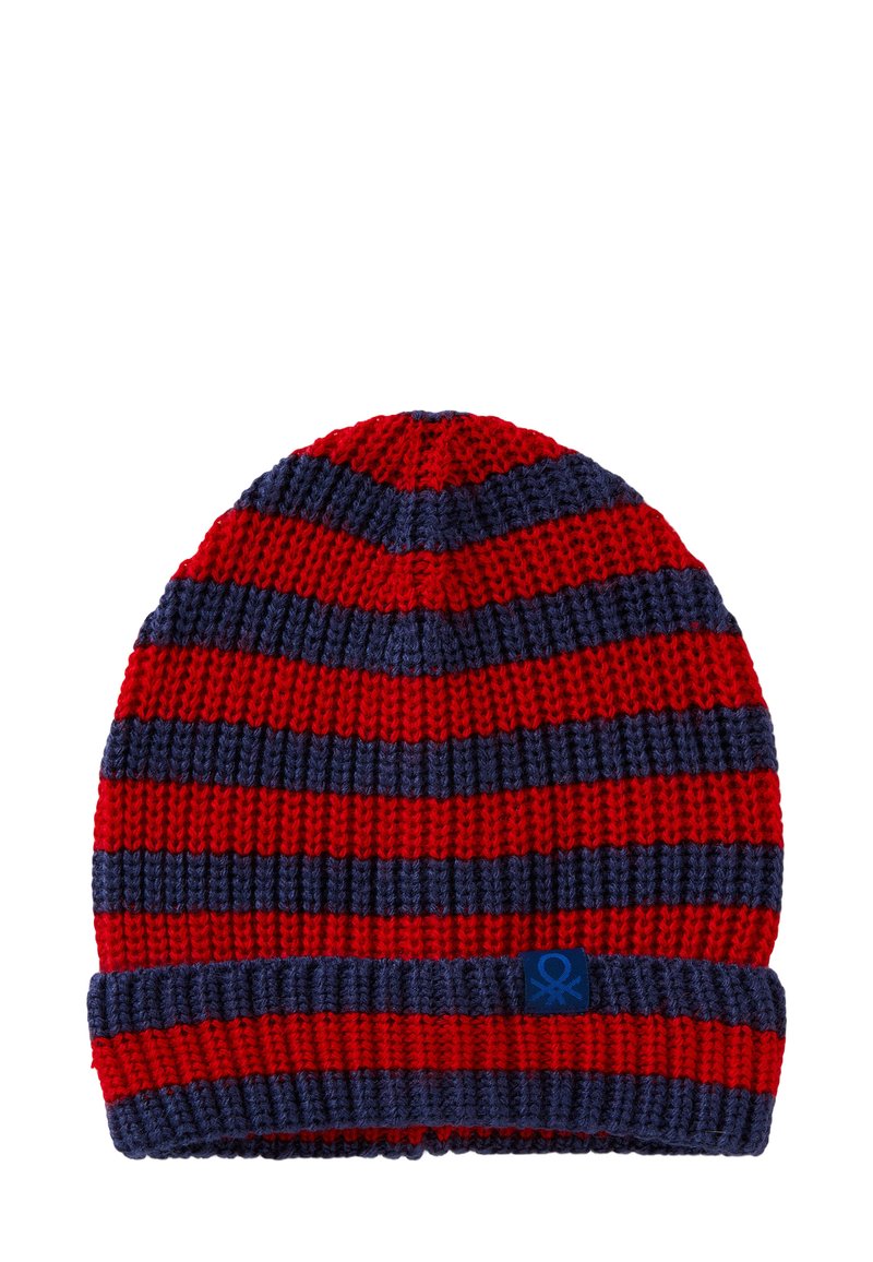 Červená a námořnická modrá pletená čepice s horizontálními pruhy a malou tmavě modrou značkou na ohnutém lemu na bílém pozadí.