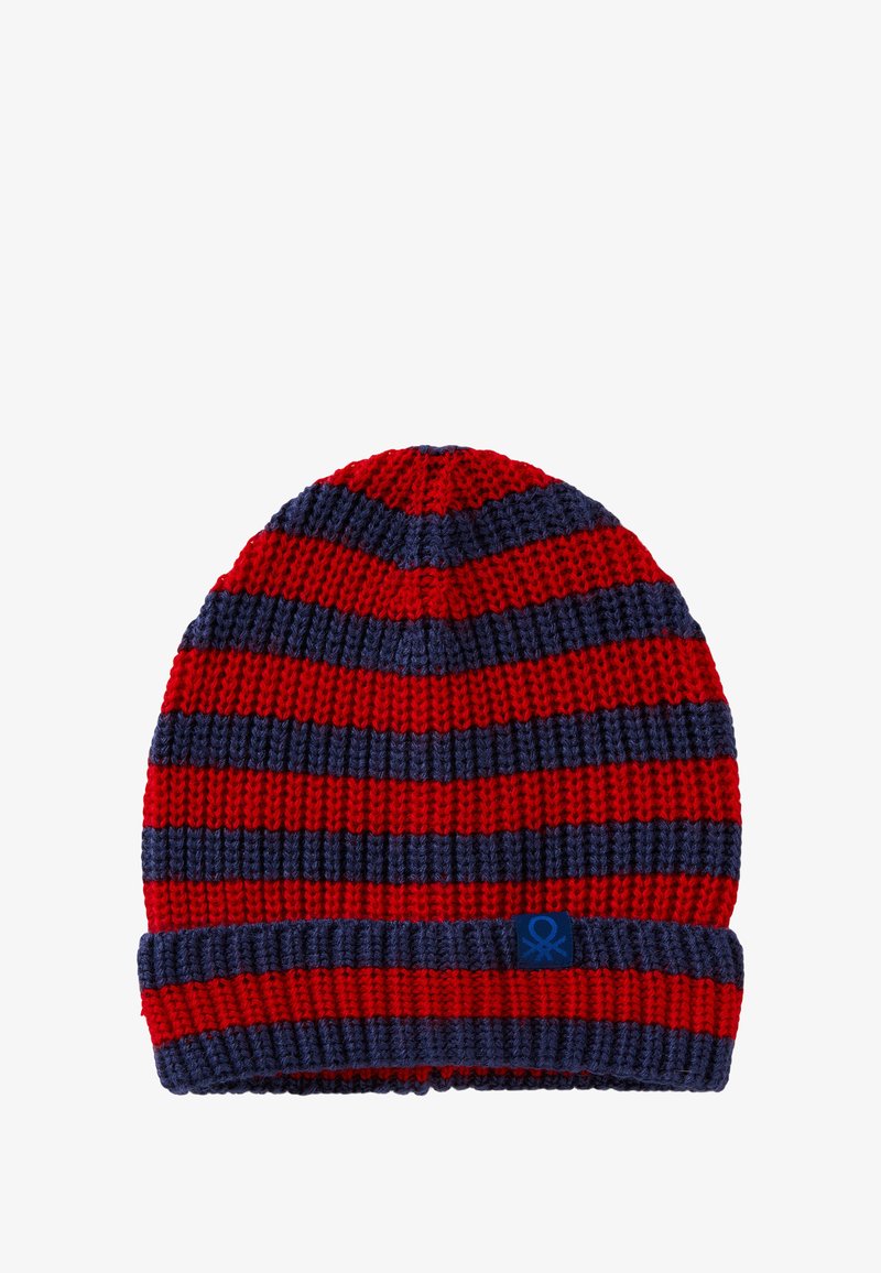 Červená a námořnická modrá pletená čepice s horizontálními pruhy a malou tmavě modrou značkou na ohnutém lemu na bílém pozadí.