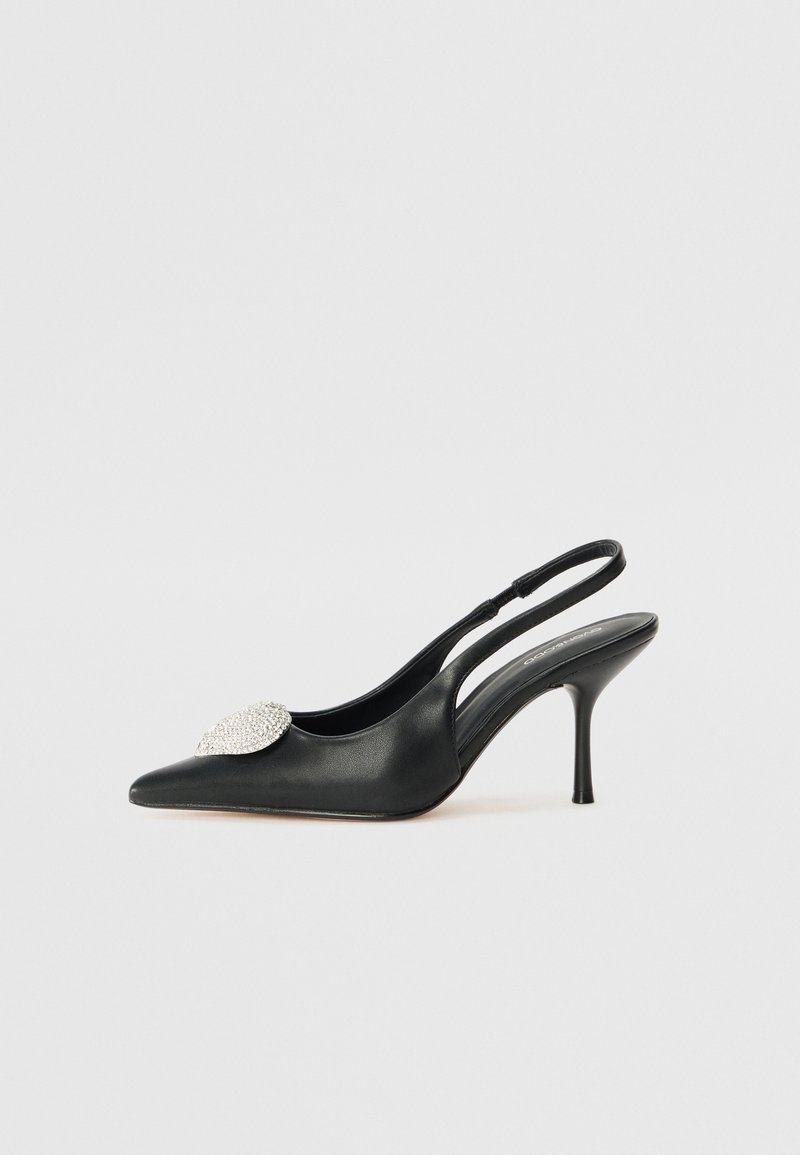 Musta nahkainen slingback-kengät, joissa on terävä kärki, koristeellinen timanttisirottimen aksentti vampissa ja hoikka stiletto-korko.